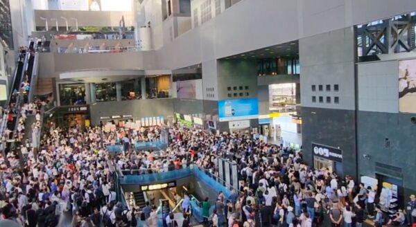 京都駅の不審物での混乱の様子